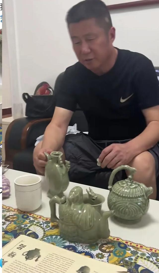 4个茶壶网友：最后那个壶是下毒神器九游会网站女生展示父亲从西安带回的(图3)