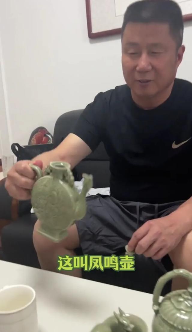 4个茶壶网友：最后那个壶是下毒神器九游会网站女生展示父亲从西安带回的(图4)